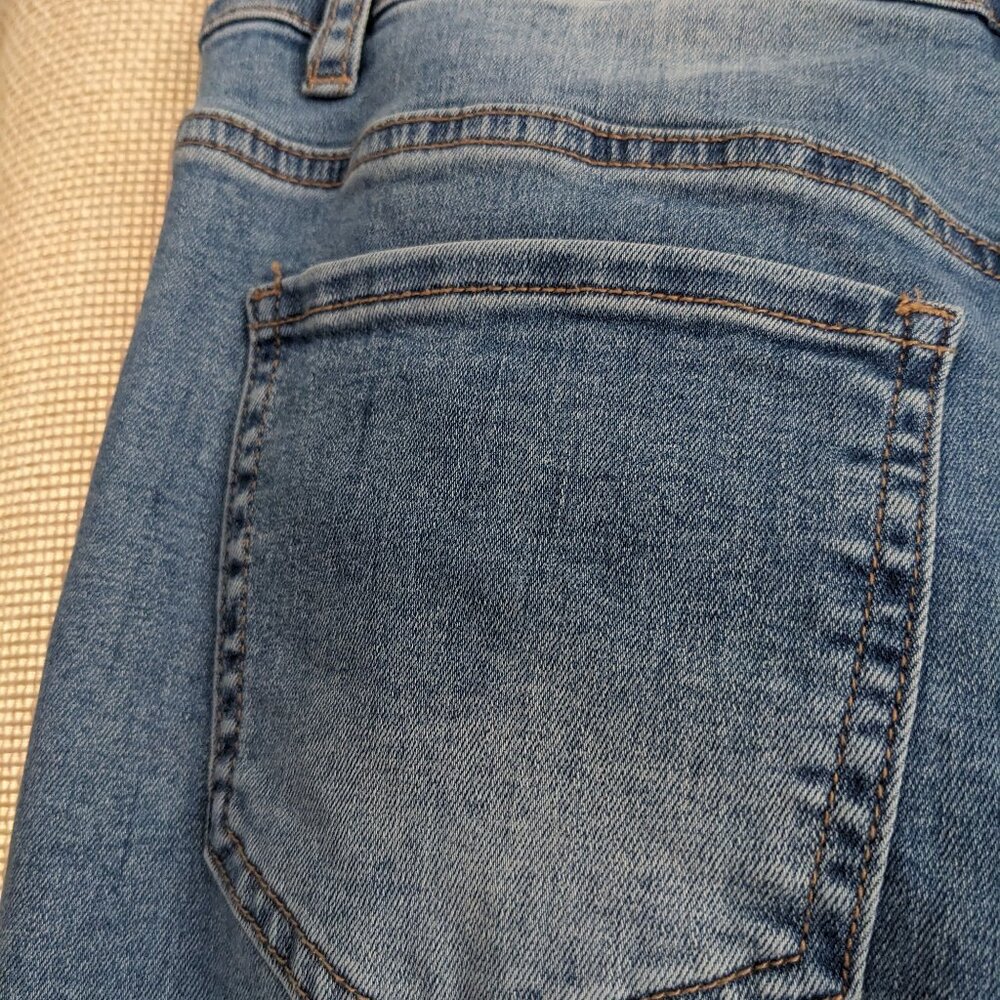 Alloy Apparel NWT Light Denim Wash, Button Up, Distressed Jeans, Size 10 x 37L - Picture 8 of 10